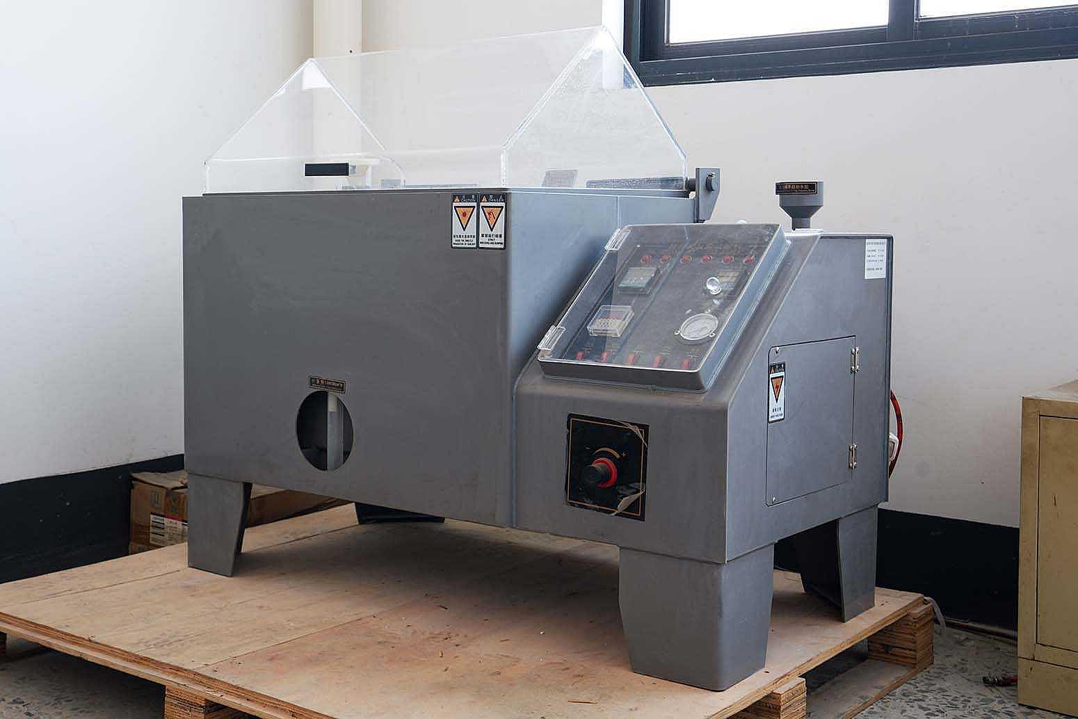 Salt spray chamber