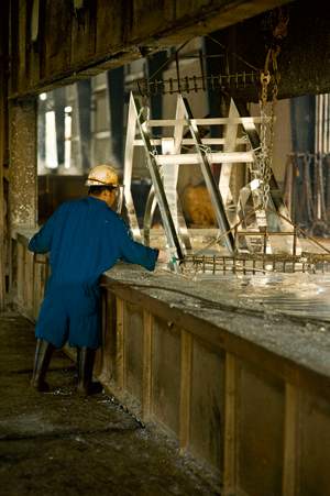 dipping steel in kettle for galvanizing