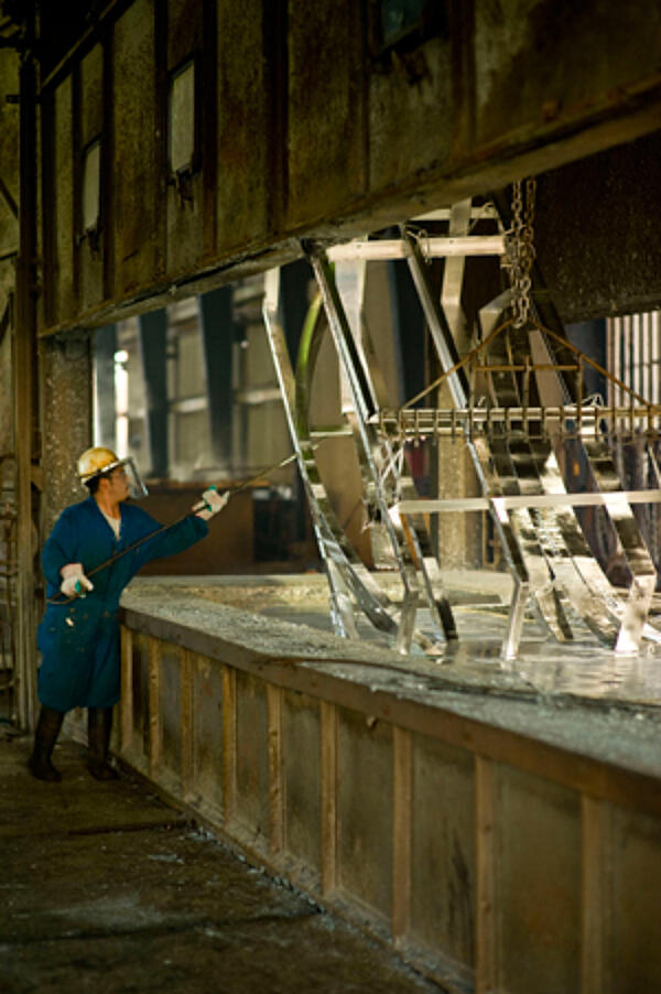 removal of an article from the molten zinc galvanizing bath