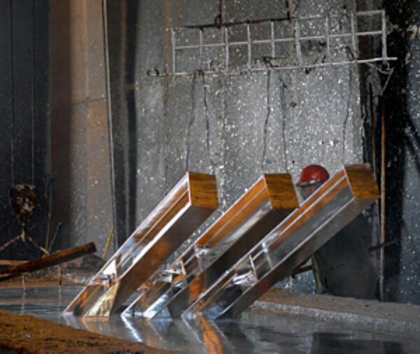 Immersion into the zinc bath in the galvanizing process