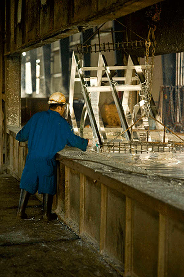 dipping steel in kettle for galvanizing